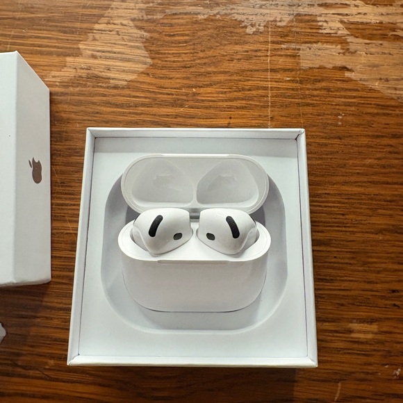 Apple Airpod 4’s with noise cancellation - Picture 2 of 3